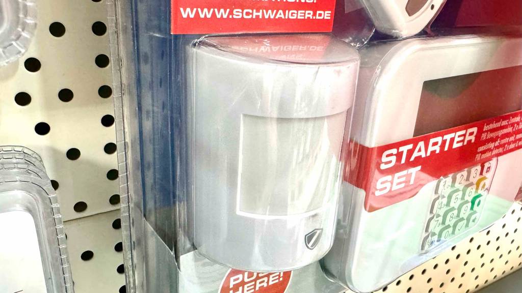 Im Test: eine Funk-Alarmanlage; Detailansicht einer verpackten Alarmanlage, die sich im Geschäft befindet.
