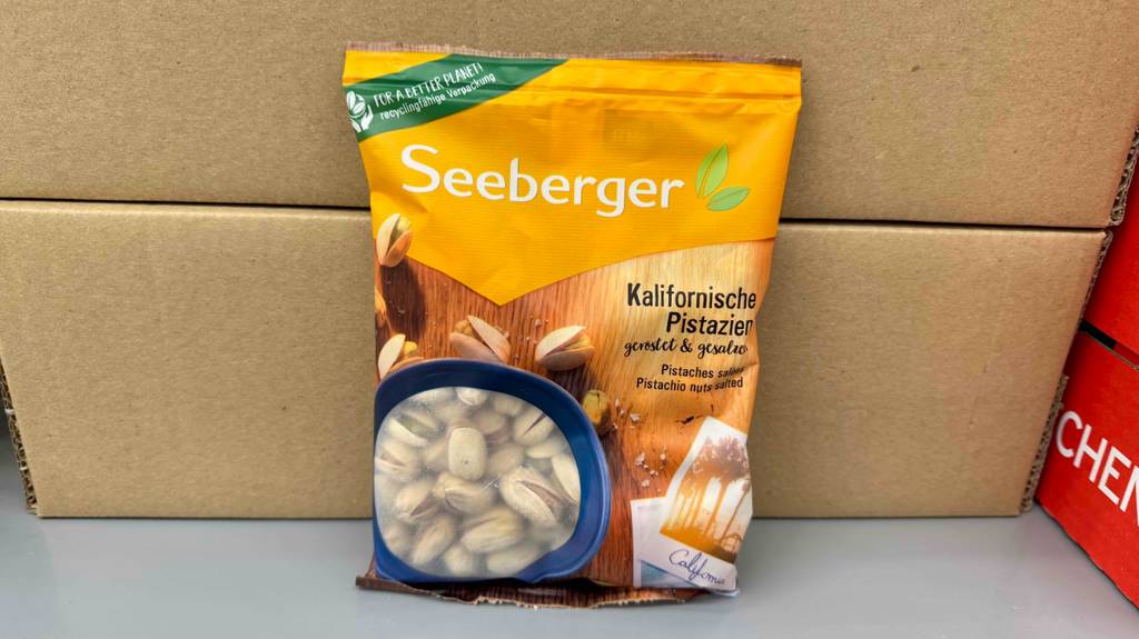 Seeberger Pistazien im Test befinden sich in einer wiederverschließbaren Tüte vor einem Karton.