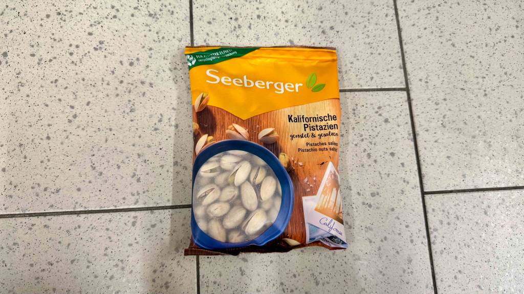 Getestet: Pistazien in der Schale, in einer wiederverschließbaren Tüte, liegen auf dem Fliesenboden.