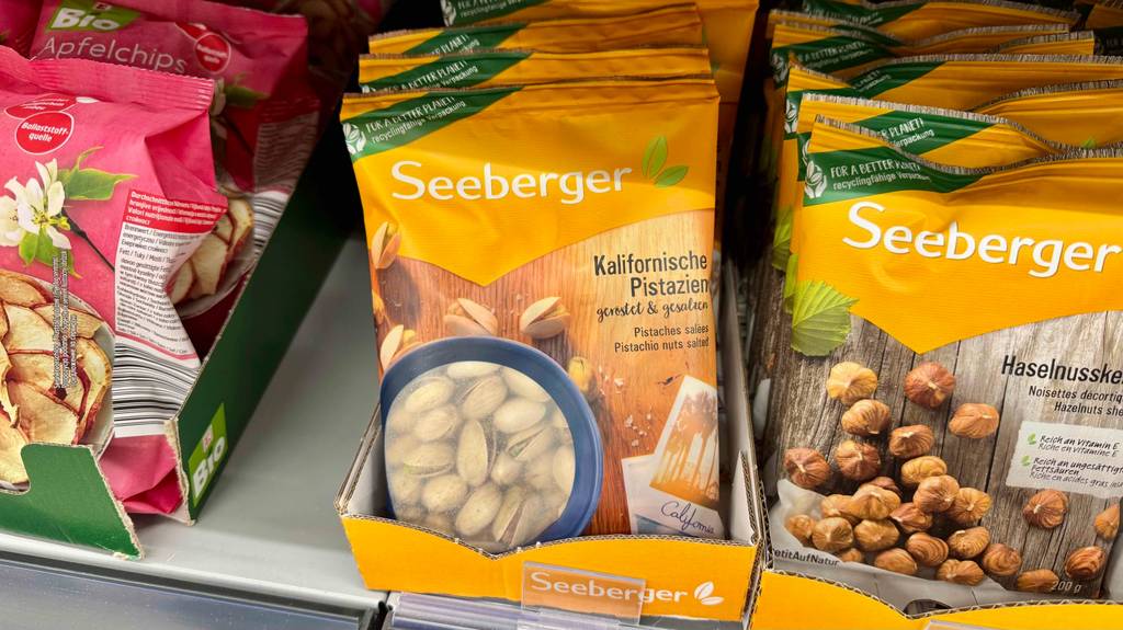 Pistazien im Test: Mehrere wiederverschließbaren Tüten mit Trockenfrüchten der Marke Seeberger stehen geordnet in einem Verkaufsregal.