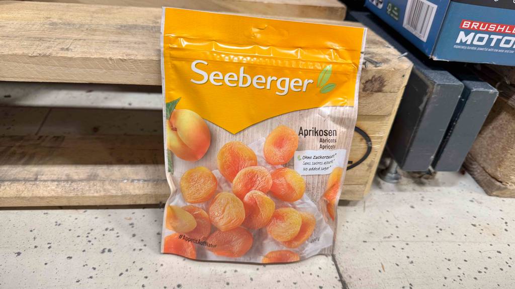 Seeberger-Trockenfrüchte-Test: Eine Packung lehnt an eine Palette.