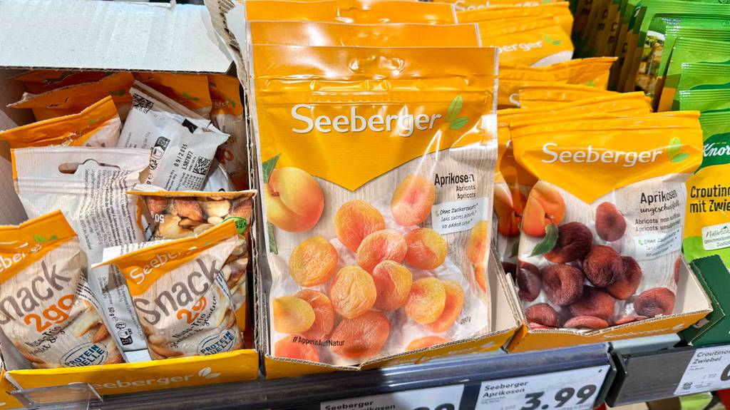 Seeberger-Trockenfrüchte im Test: Mehrere Packungen unterschiedlicher Sorten stehen in einem Regal.