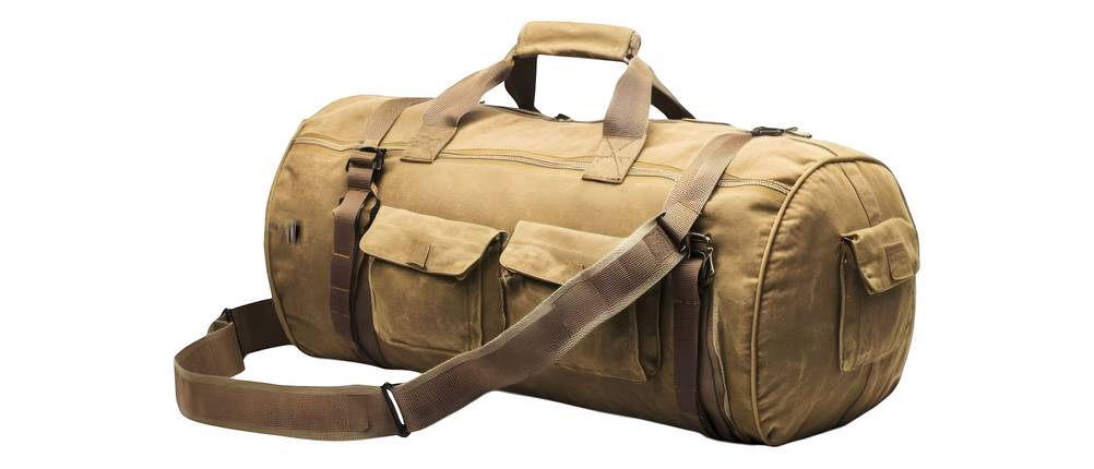 Seesack-Test: ein Seesack mit Tragegriffen und Schultergurt im Vintage-Military-Look vor transparentem Hintergrund.
