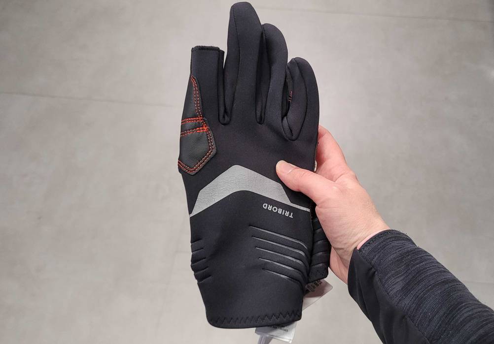 Eine Hand hält die Segelhandschuhe im Test.