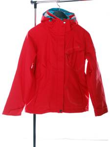 eine rote Segeljacke an einem Kleiderhaken