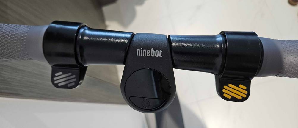Elektro-Scooter-Test: Detailansicht der Powertaste am Lenker eines Elektro-Scooters