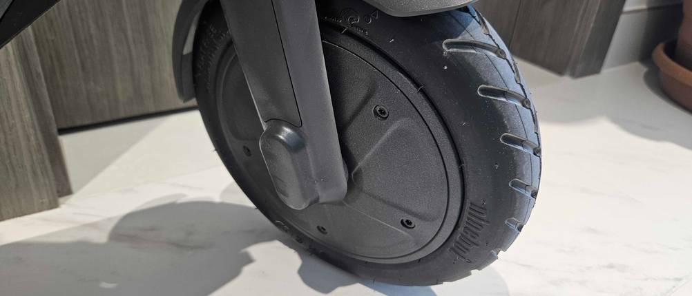 Elektro-Scooter im Test: Nahansicht des Vorderreifens