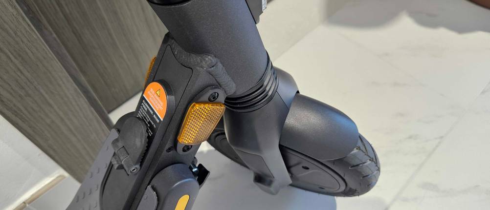 Elektro-Scooter-Test: Blick auf die Verarbeitung des Rahmens und der Radverbindung eines Elektro-Scooters