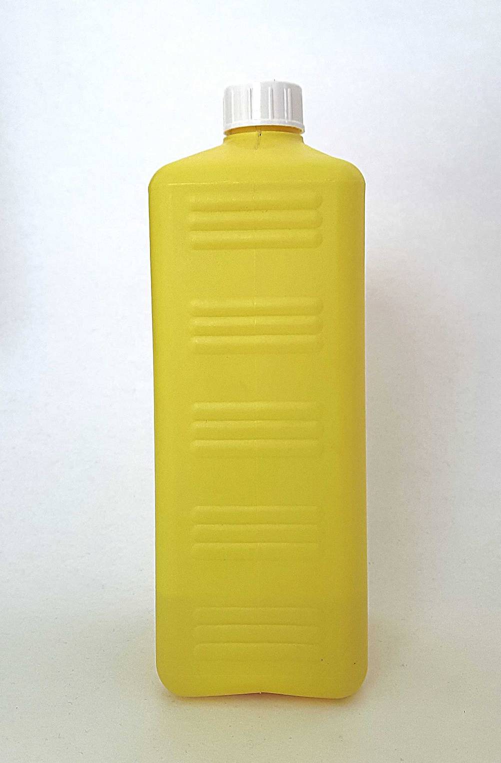 Seitenansicht der Flasche der getesteten Seifenblasenflüssigkeit vor einer hellen Wand.
