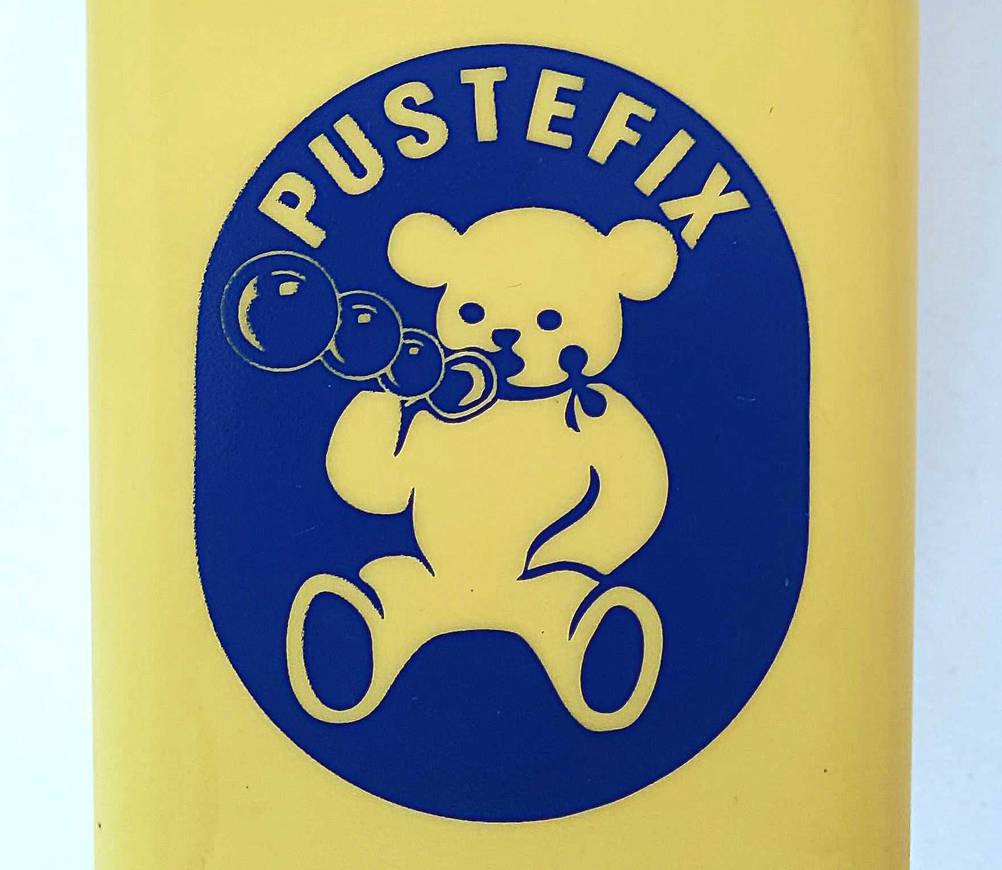 Seifenblasenflüssigkeit im Test: Nahaufnahme des Logos auf der Flasche.