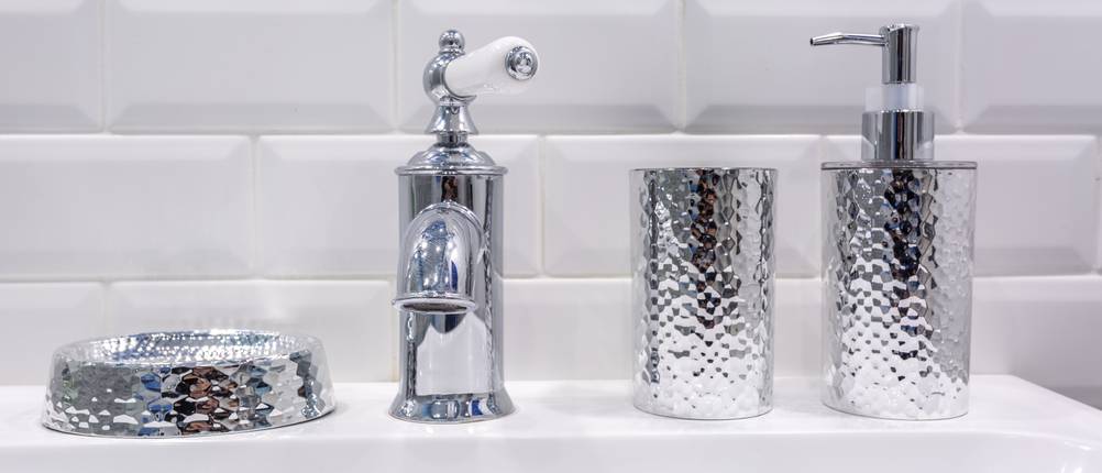Test: Edelstahl-Seifenspender auf einem Waschbecken.