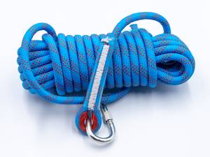 Seilsack-Test: Ein blaues aufgewickeltes Kletterseil mit einem Karabinerhaken. 