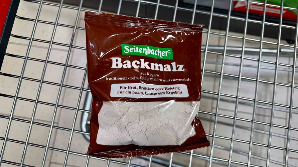 Eine Packung Backmalz liegt zum Testen auf einem Metallgitter.