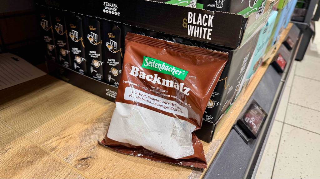 Backmalz-Test: Eine Packung lehnt auf einem Holzbrett an einen Karton.