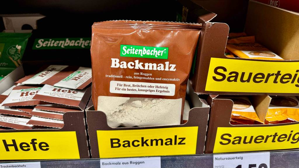 Im Test: Mehrere Packungen Backmalz stehen zwischen anderen Produkten.