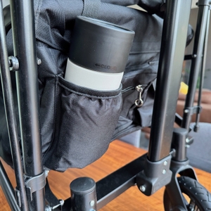 Eine Trinkflasche im dafür vorgesehenem Halter am Sekey-Bollerwagen.