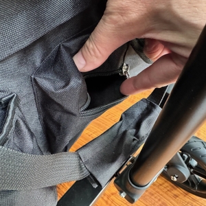 Eine kleine Tasche mit Reißverschluss am Sekey-Bollerwagen in Nahaufnahme.