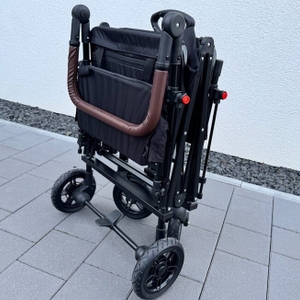 Der zusammengeklappte Sekey-Bollerwagen.