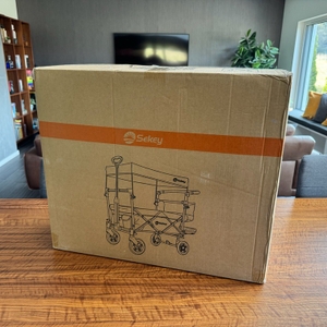 Der Karton des Sekey-Bollerwagens steht auf einem Tisch.