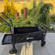 Sekey Bollerwagen steht aufgebaut auf einem gepflastertem Weg.