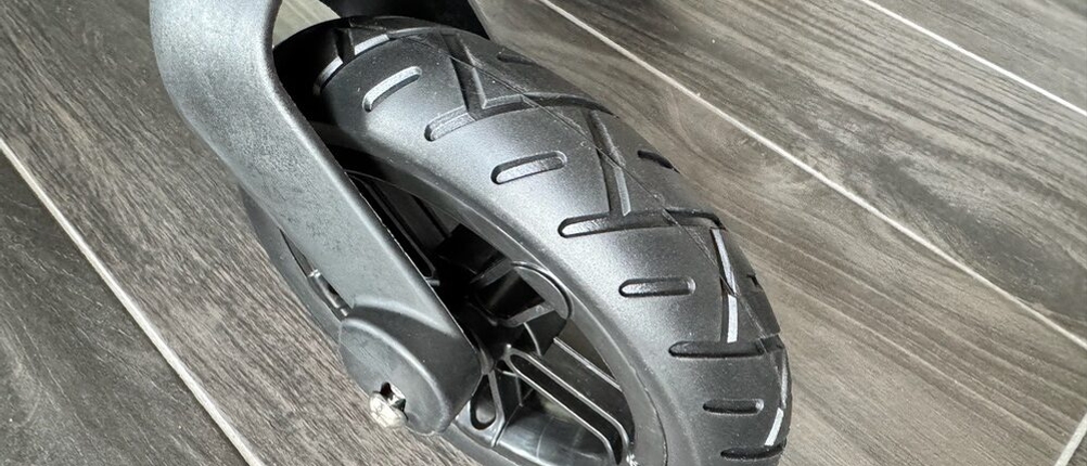 Ein Reifen des Sekey-Bollerwagens in Nahaufnahme.