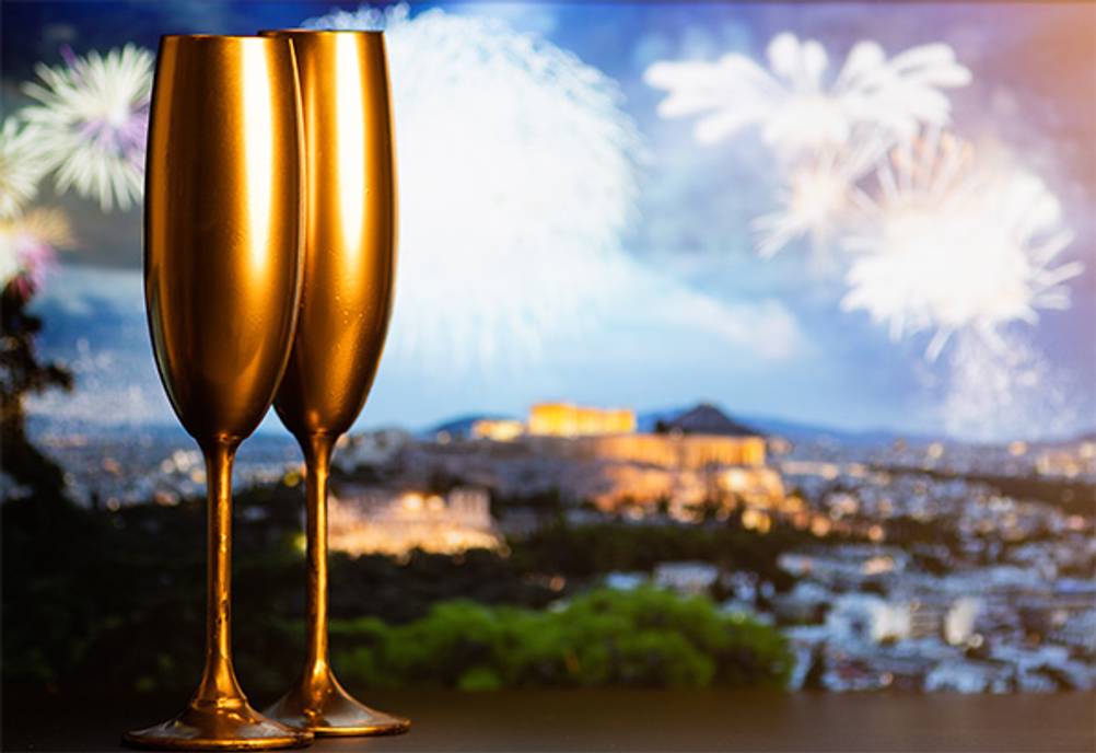 Sektglaeser im Test: 2 goldene Sektgläser stehen vor einer Stadt