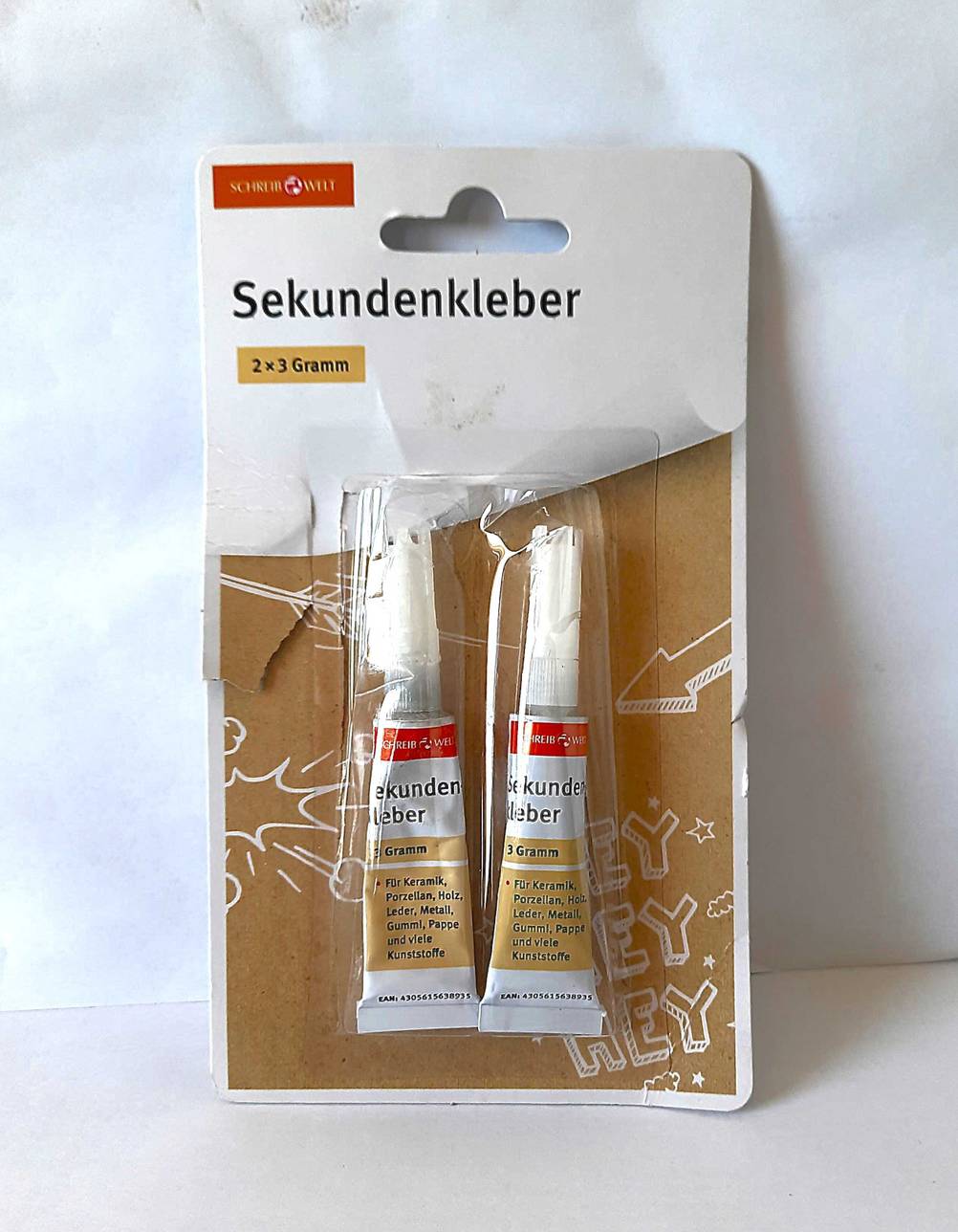 Eine Packung des getesteten Sekundenklebers mit zwei Tuben vor einer hellen Wand.