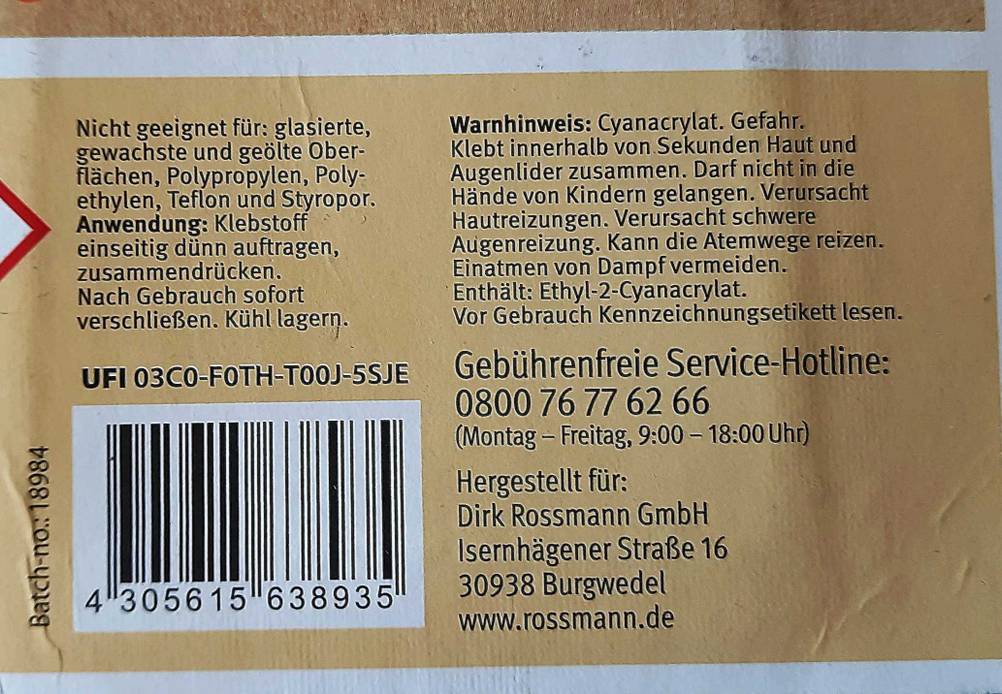 Sekundenkleber im Test: Nahaufnahme der Rückseite der Verpackung mit Informationen zur Anwendung.