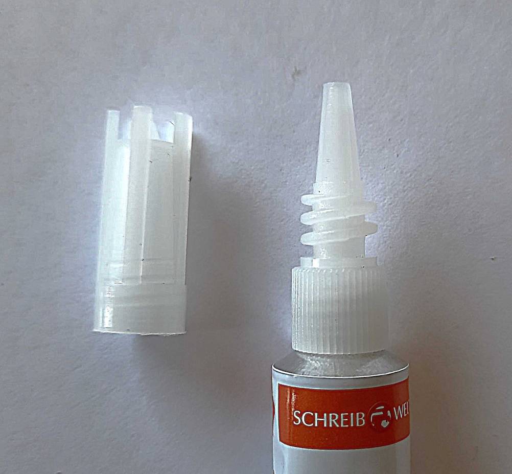 Sekundenkleber getestet: Nahaufnahme der geöffneten Verschlusskappe neben der Tube.