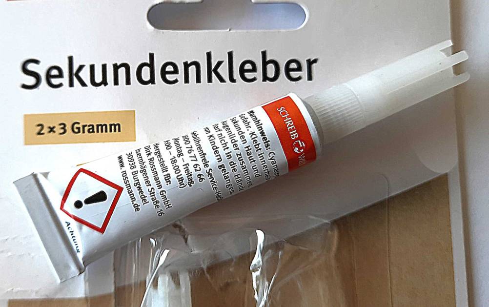 Getestet: Ein Sekundenkleber mit der Rückseite nach oben auf seiner Verpackung.