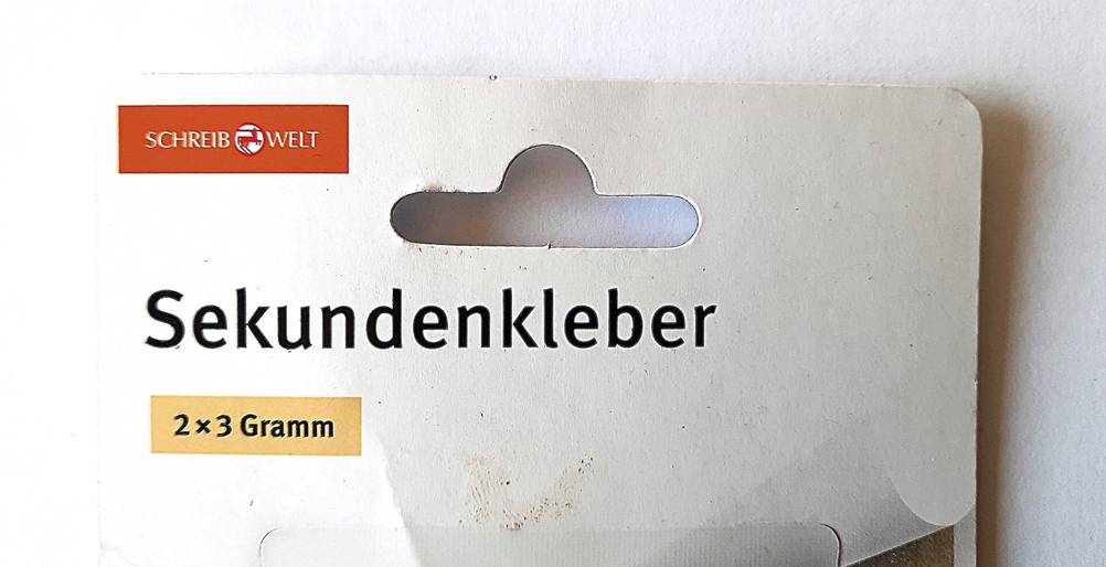 Sekundenkleber im Test: Nahaufnahme der Verpackung mit Logo und Artikelbezeichnung.
