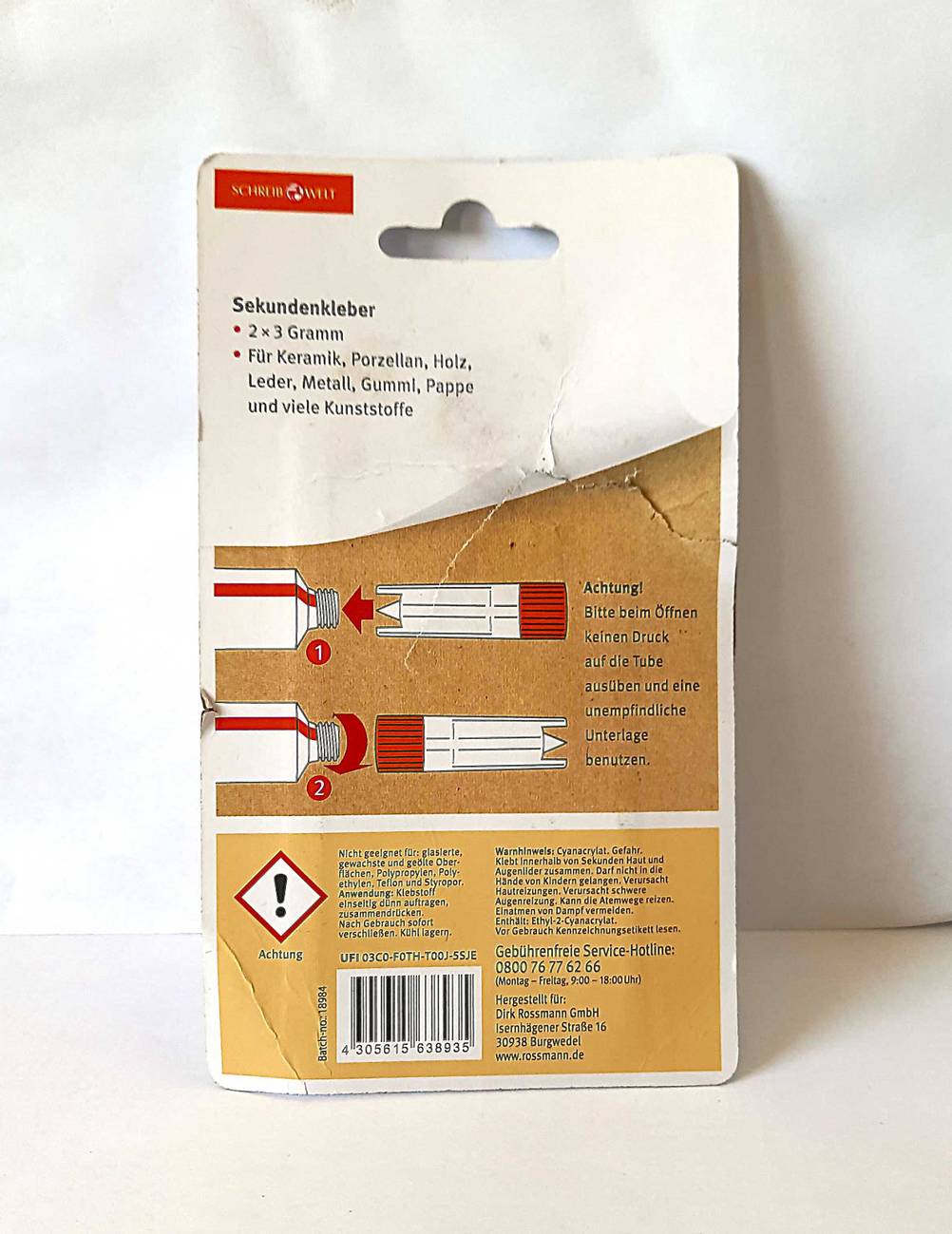 Rückseite der Verpackung des getesteten Sekundenklebers vor einer hellen Wand.
