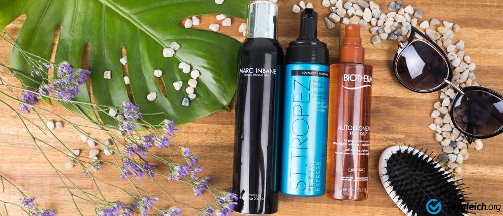 selbstbraeuner im test: Drei Selbstbräuner mit Blatt, Blumen, Sonnenbrille und Haarbürste
