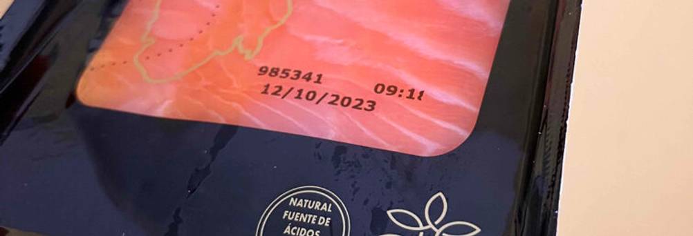 Detailansicht des Haltbarkeitsdatums auf einer lebensmittelechten Kunststoffverpackung inklusive Räucherlachs im Test.