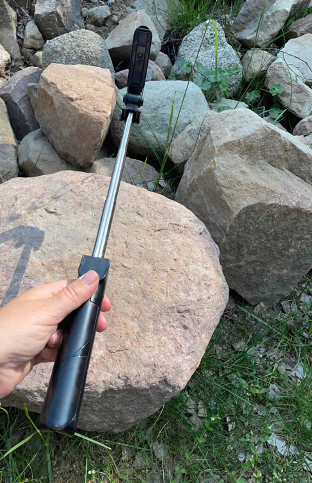 Selfie-Stick in der Hand