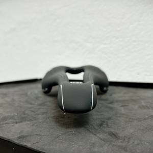 Die Frontansicht des Selle Italia SLR Super Flow zeigt die geteilte Nase und den Mittelkanal. Die Form läuft nach vorne schmal zusammen.