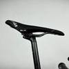Der Selle Italia SLR Super Flow ist seitlich an einem Rennrad montiert. Der Hintergrund ist neutral und hebt das Sattelprofil hervor.