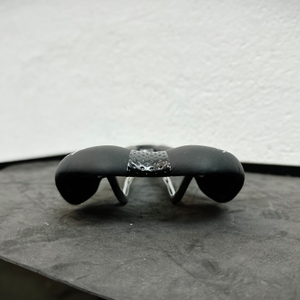 Die Rückansicht des Selle Italia SLR Super Flow zeigt die leicht nach unten abfallende Sattelform. Der Mittelkanal ist angedeutet sichtbar.