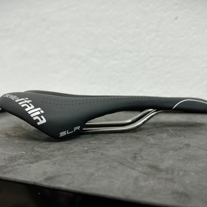 Die Seitenansicht des Selle Italia SLR Super Flow zeigt die leicht gebogene Linienführung des Sattels. Die Streben und das SLR-Logo sind sichtbar.