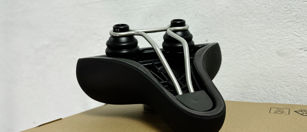 Der Selle Royal 85650 Lagoon ist von unten fotografiert. Die Elastomer-Federung und die Strebenkonstruktion sind vollständig sichtbar.