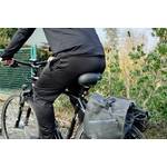 Ein Radfahrer sitzt auf dem montierten Selle Royal 85650 Lagoon. Der Sattel ist im Einsatz auf einem Trekkingrad zu sehen.