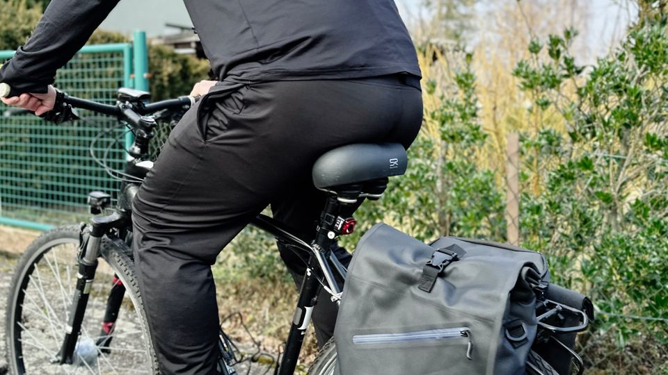 Ein Radfahrer sitzt auf dem montierten Selle Royal 85650 Lagoon. Der Sattel ist im Einsatz auf einem Trekkingrad zu sehen.