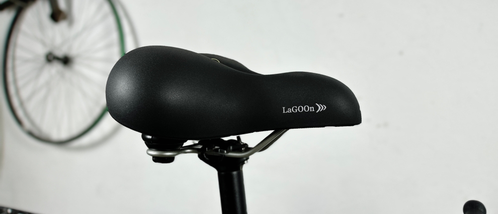 Der Selle Royal 85650 Lagoon ist montiert und seitlich fotografiert. Das Logo und die geschwungene Form sind sichtbar.