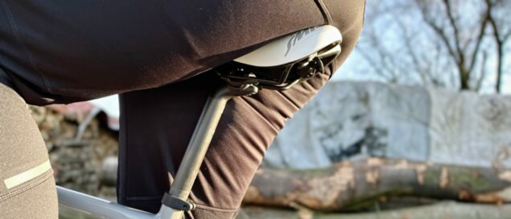 Der Selle SMP Extra Color Edition ist im Fahrbetrieb unter einem Radfahrer zu sehen. Die Sitzposition zeigt eine aufrechte Haltung.