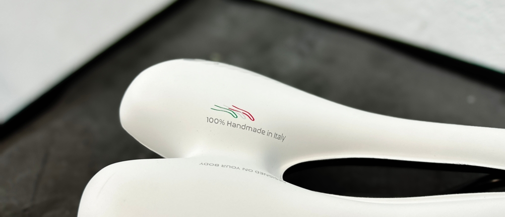 Die Oberseite des Selle SMP Extra Color Edition zeigt die Aufschrift „100 % Handmade in Italy“. Der Entlastungskanal ist ebenfalls zu sehen.