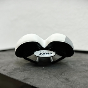 Der Selle SMP Extra Color Edition ist von hinten zu sehen. Die breite Sitzfläche und der abfallende hintere Bereich sind sichtbar.