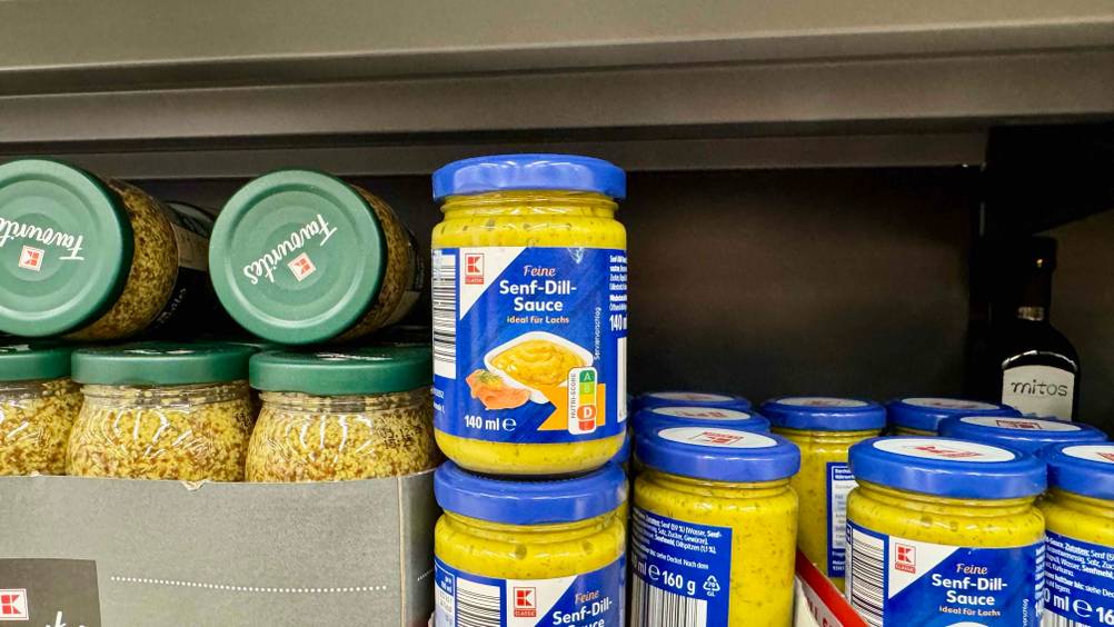 Mehrere Gläser der Senf-Dill-Sauce im Test in einem Verkaufsregal neben anderen Produkten.