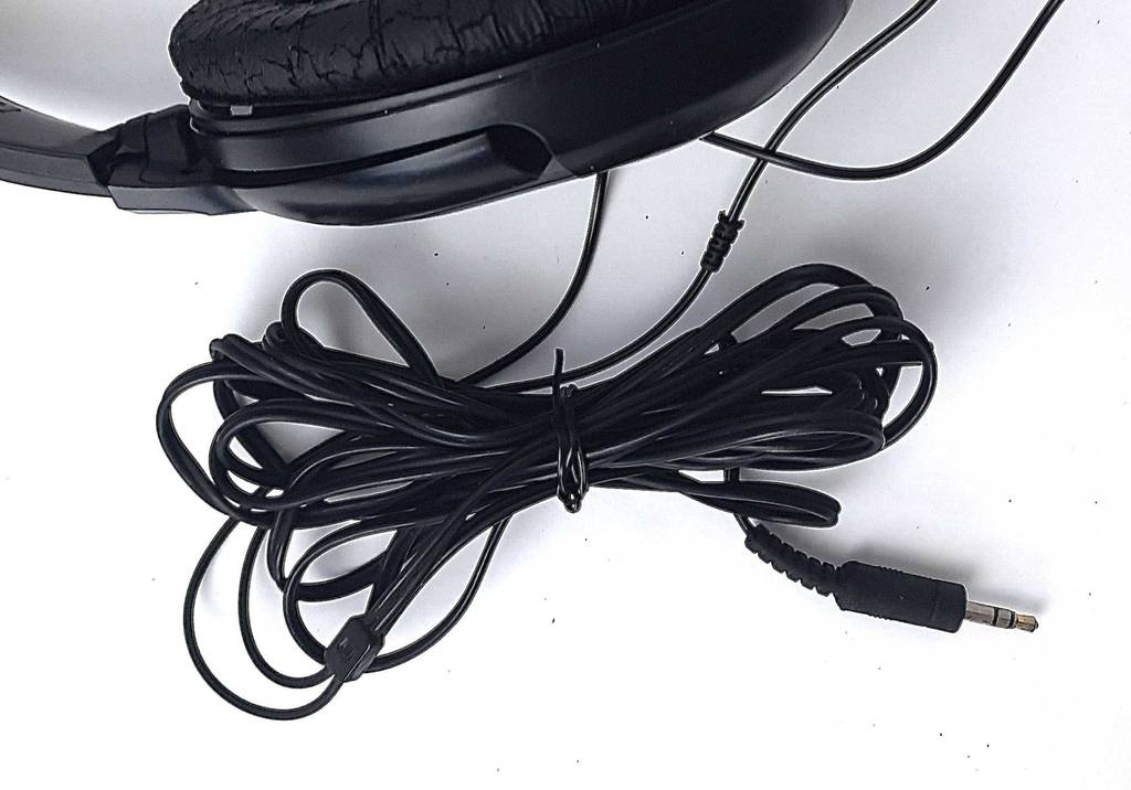 Im Test: Der Sennheiser-Kopfhörers mit Kabel inklusive Klinkenstecker liegt auf einer weißen Oberfläche.