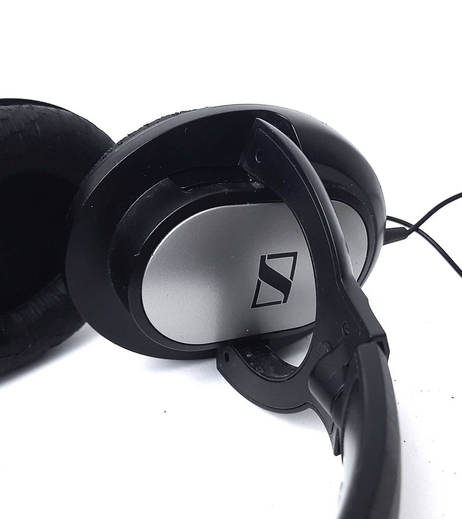 Detailansicht der beweglichen, gepolsterten Ohrmuscheln eines Sennheiser-Kopfhörers mit Kabel im Test.