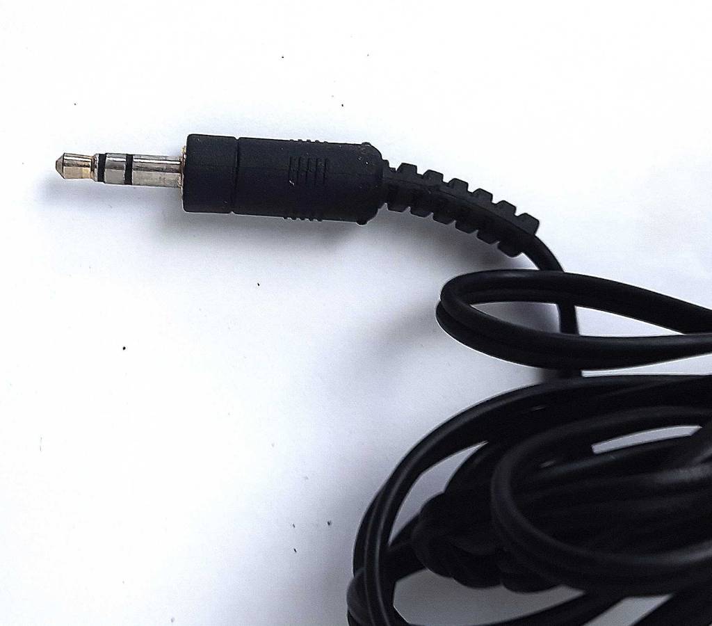 Nahaufnahme des Klinkensteckers an einem getesteten Sennheiser-Kopfhörer mit Kabel.